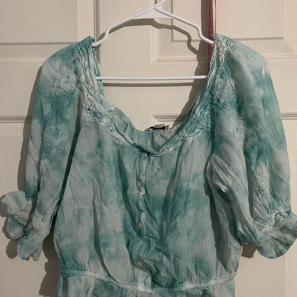 3/$15 AE aqua tie-dye crop top
